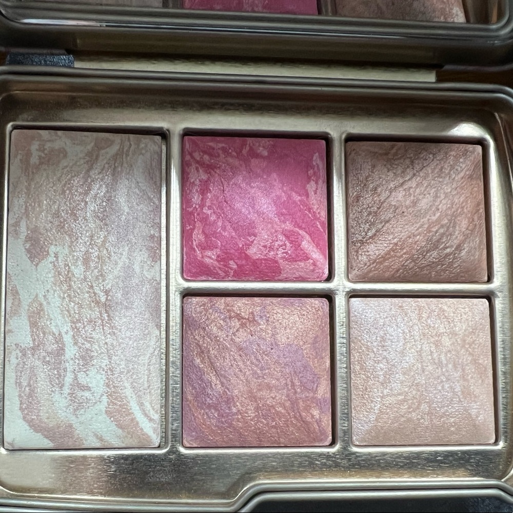 Hourglass Limited Edition Ambient Lighting Edit Universe face palette